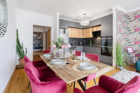Penthouse three bedrooms, three balconies apartment with free parking in Kiraly street